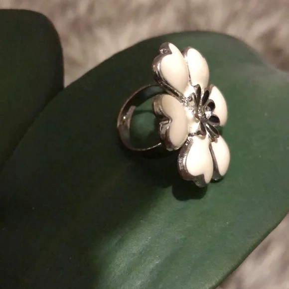 Flower ring - Picture 2 of 2